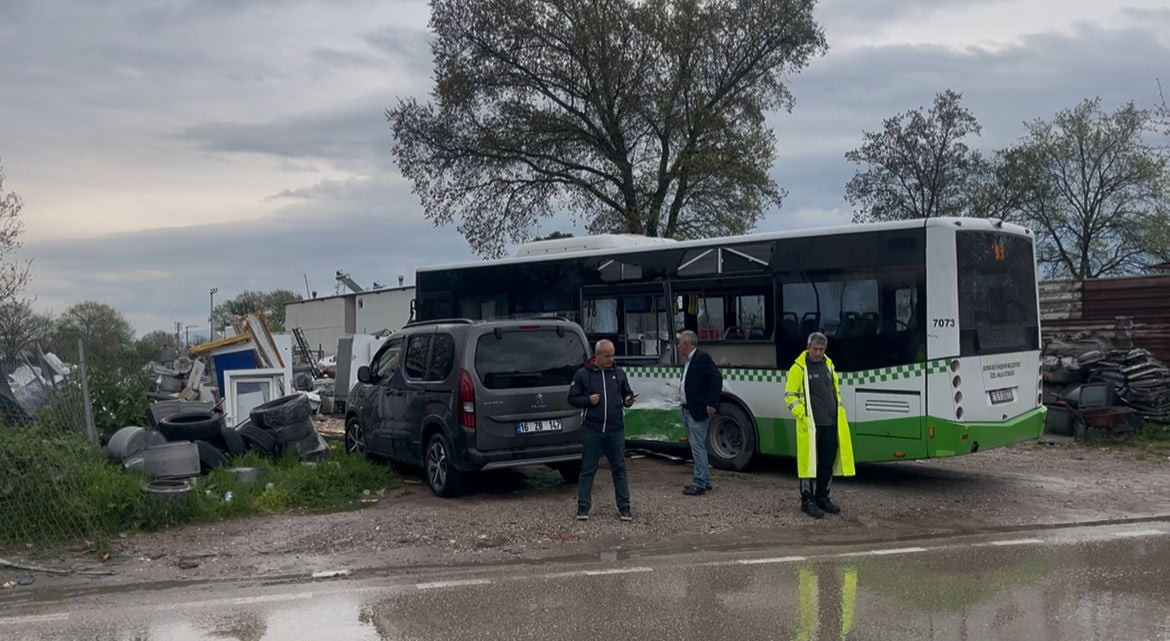 BURSA'DA BELEDİYE OTOBÜSÜ İLE NAKLİYAT KAMYONUNUN ÇARPIŞTIĞI TRAFİK KAZASINDA 2 SÜRÜCÜ...