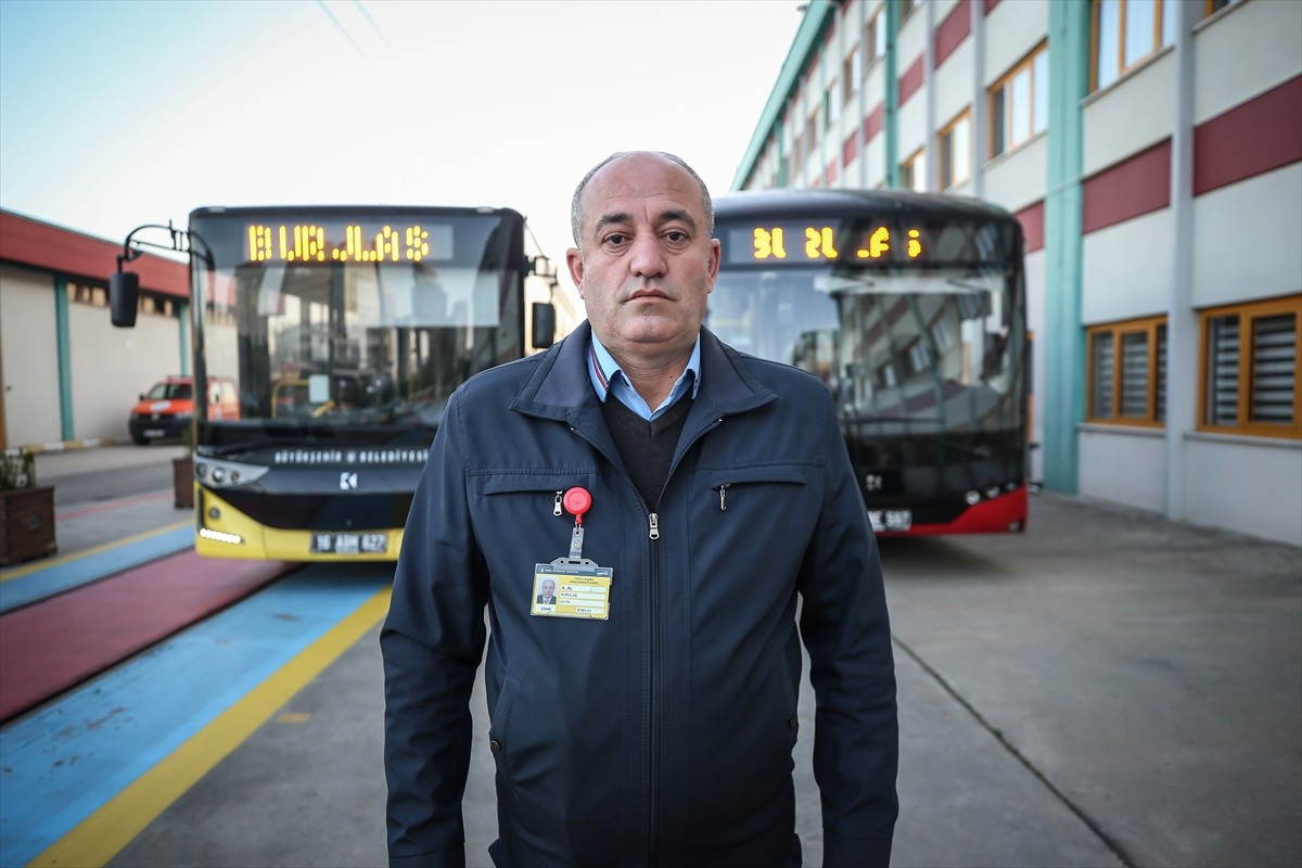 Bursa'da belediye otobüsü şoförü, kalp krizi geçiren yolcuyu hastaneye yetiştirdi. Otobüs içi...