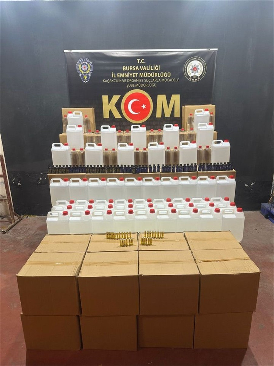 Bursa'da bir araçtan sahte içki yapımında kullanıldığı öne sürülen 1032 litre etil alkol ve 84...