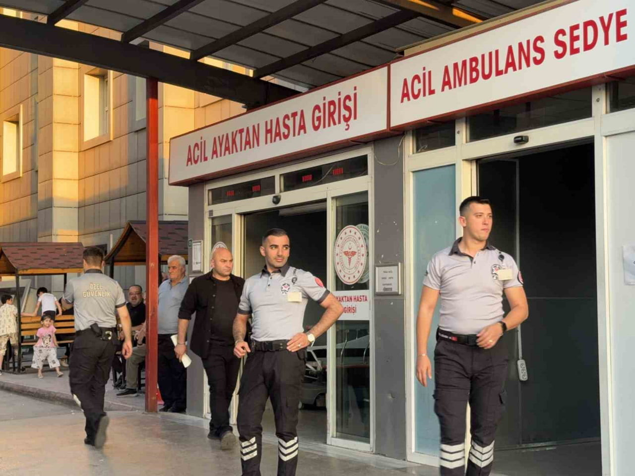 BURSA'DA BİR İŞ YERİNDE ÇIKAN TARTIŞMA SONUCU BİR KİŞİ BACAĞINDAN VURULARAK YARALANDI.