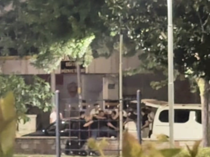BURSA'DA BİR KİŞİ, PARKA OTOMOBİLLE GELEN KİMLİĞİ BELİRSİZ ŞAHISLARIN SALDIRISINA UĞRADI. YUMRUK...