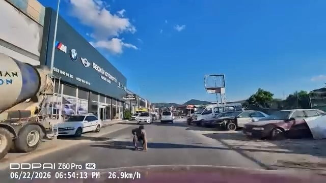 BURSA'DA BİR VATANDAŞ, YOLA DÜŞEN EŞYASINI ALMAK İÇİN AKAN TRAFİKTE TEHLİKELİ ANLARA SEBEP OLDU. O...