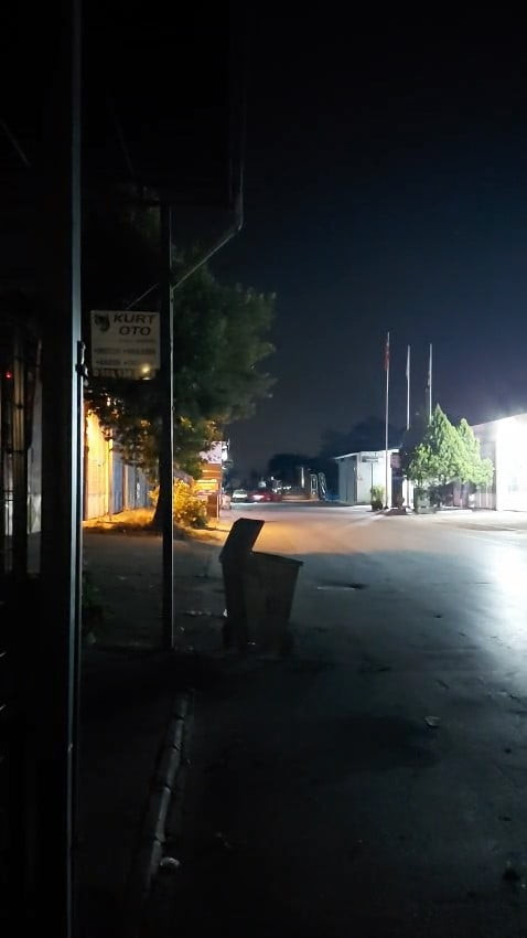 BURSA'DA CADDE ÜZERİNDE DAKİKALARCA DRİFT ATAN ARAÇ, DAHA SONRA BEKÇİLERİN EKİPLERİNİN 'DUR'...