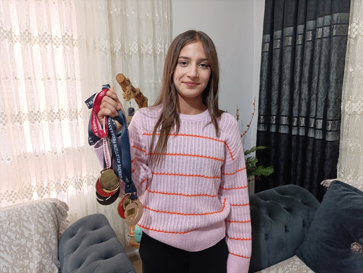 Bursa'da düzenlenen Nejat Kök 16 Yaş Altı Türkiye Salon Şampiyonası'nda sırıkla atlamada kendi yaş...