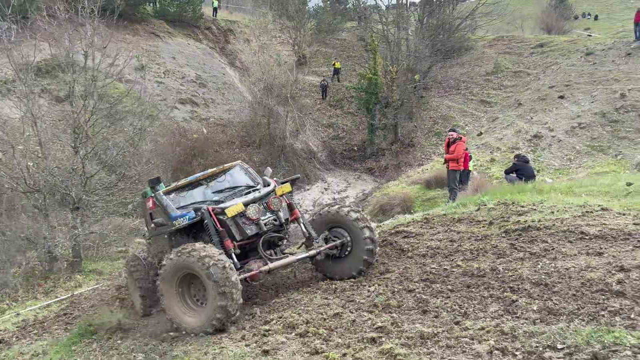 BURSA'DA DÜZENLENEN OFF-ROAD ETKİNLİĞİ RENKLİ GÖRÜNTÜLERE SAHNE OLURKEN, PARKURDA TAKLA ATAN...