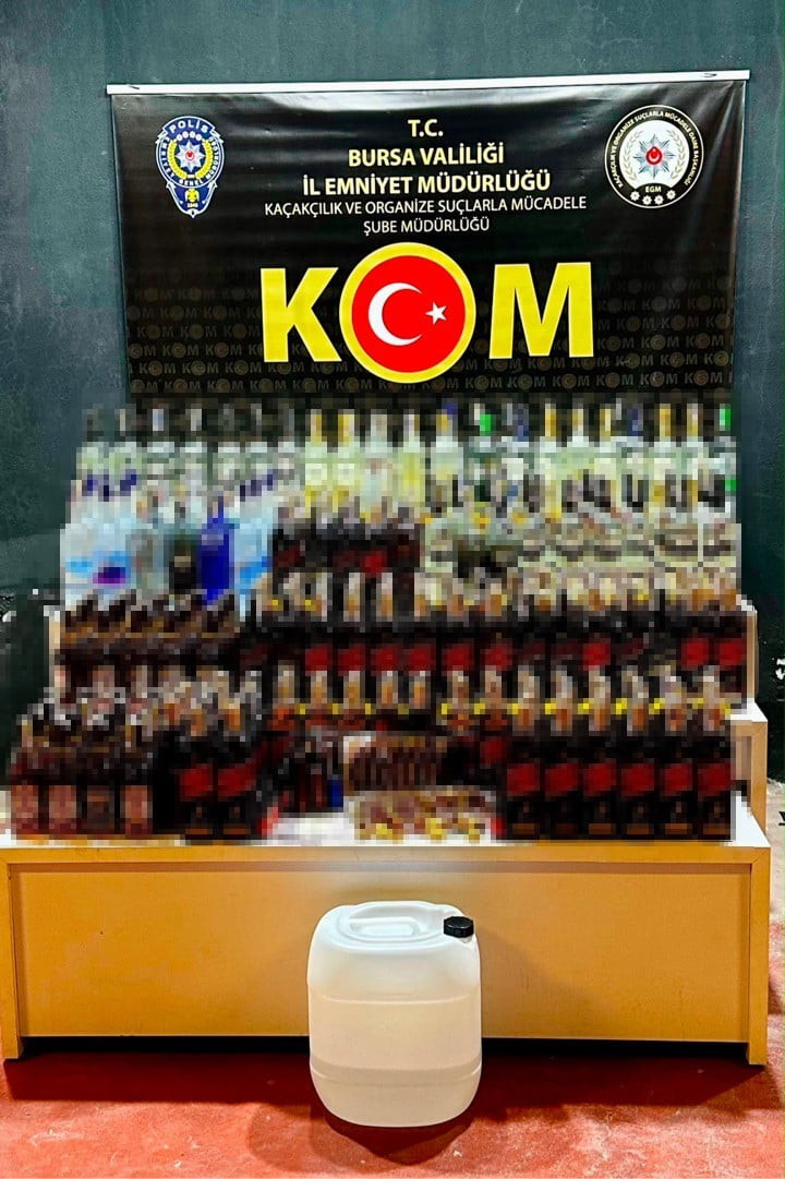 BURSA'DA DÜZENLENEN OPERASYONDA 297 ŞİŞE SAHTE ALKOLLÜ İÇKİ İLE SAHTE ALKOL ÜRETİMİNDE KULLANILAN...