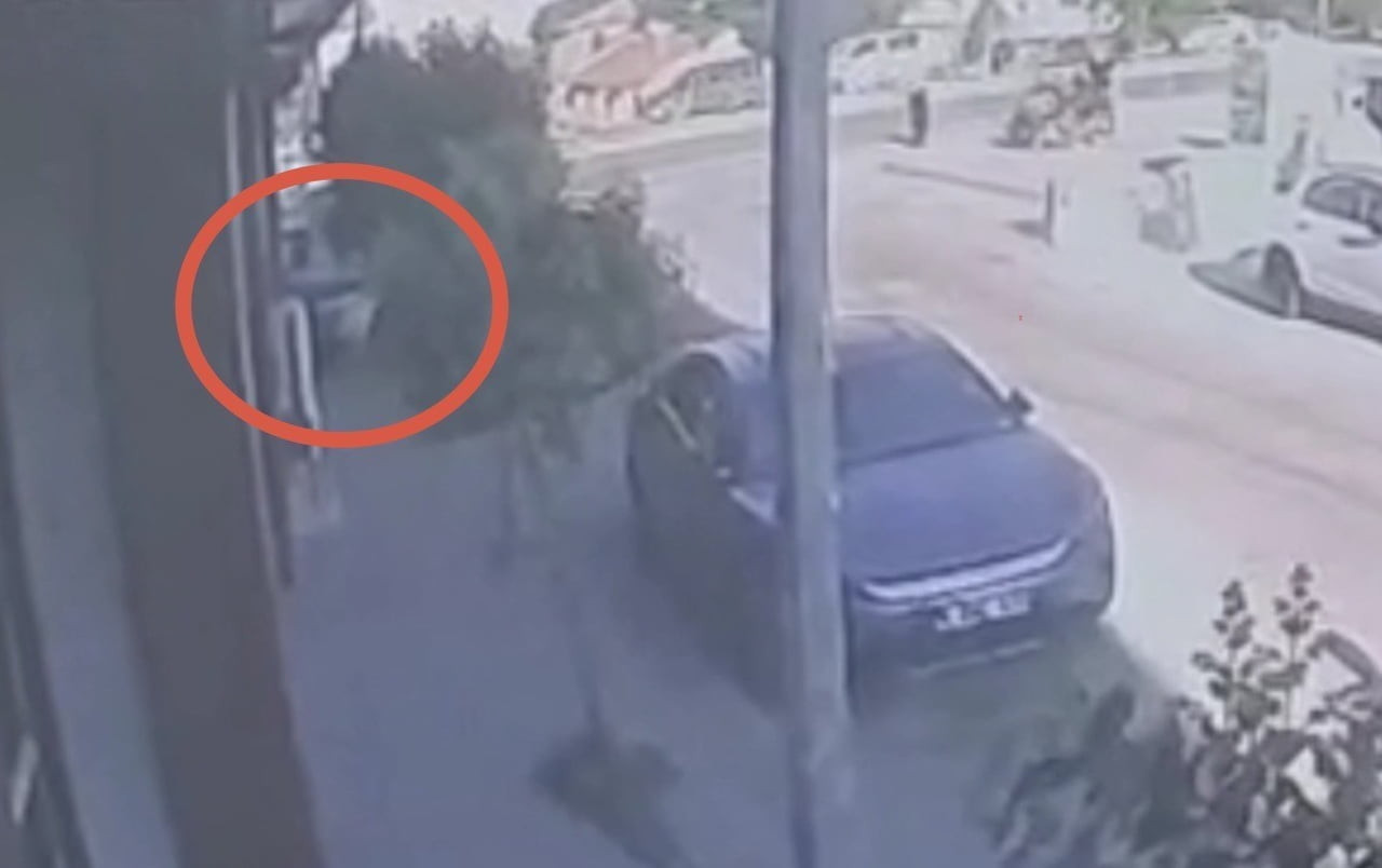 BURSA'DA EHLİYETSİZ OLDUĞU ÖNE SÜRÜLEN GENCİN BABASINA AİT OTOMOBİLİ İZİNSİZ ALARAK TRAFİĞE...
