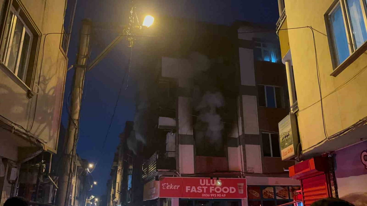 BURSA'DA ELEKTRİKTEN ÇIKTIĞI İDDİA EDİLEN YANGIN, SOKAKTA PANİK YARATTI. YANGINDA ANNE, BABA VE 3...