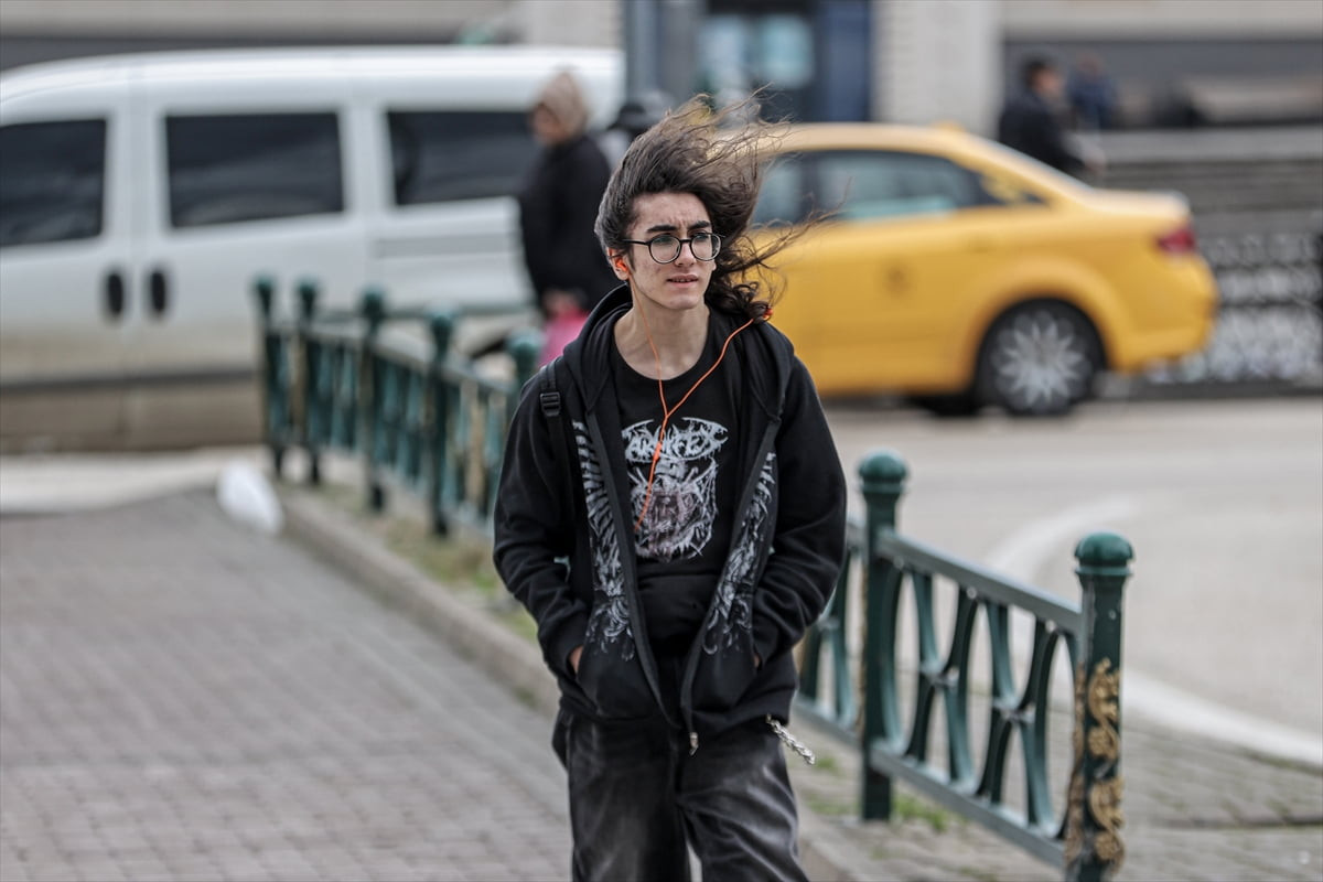 Bursa'da etkili olan kuvvetli rüzgar nedeniyle bazı vatandaşlar yürümekte güçlük çekti.