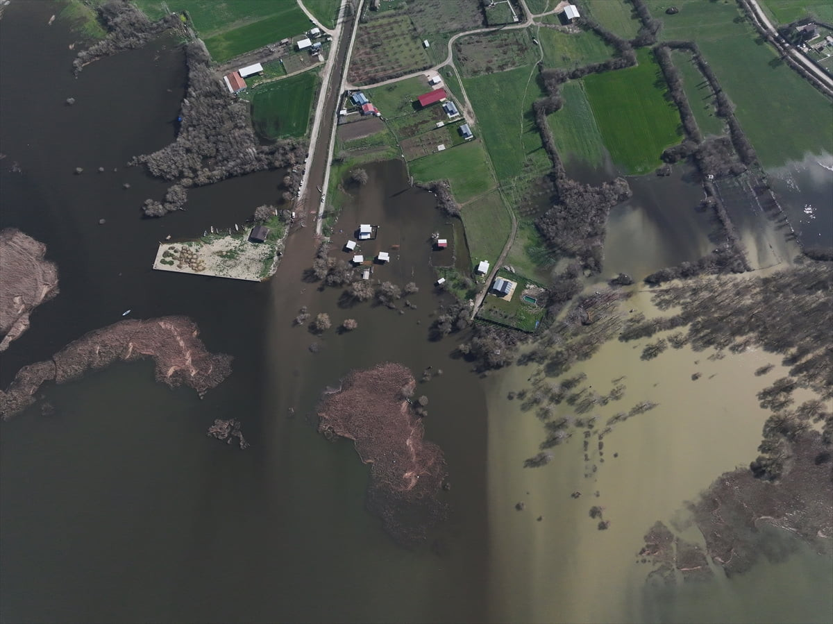 Bursa'da etkili olan yağışların ardından seviyesi yükselen Uluabat Gölü kıyısındaki tarım...