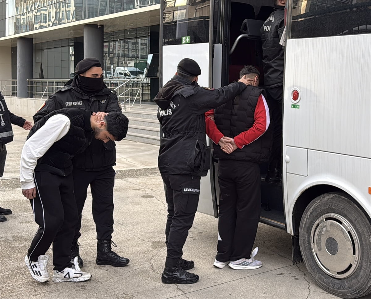 Bursa'da, eylem hazırlığında olduğu tespit edilen suç örgütü üyesi 3 şüpheli polis ekiplerince...