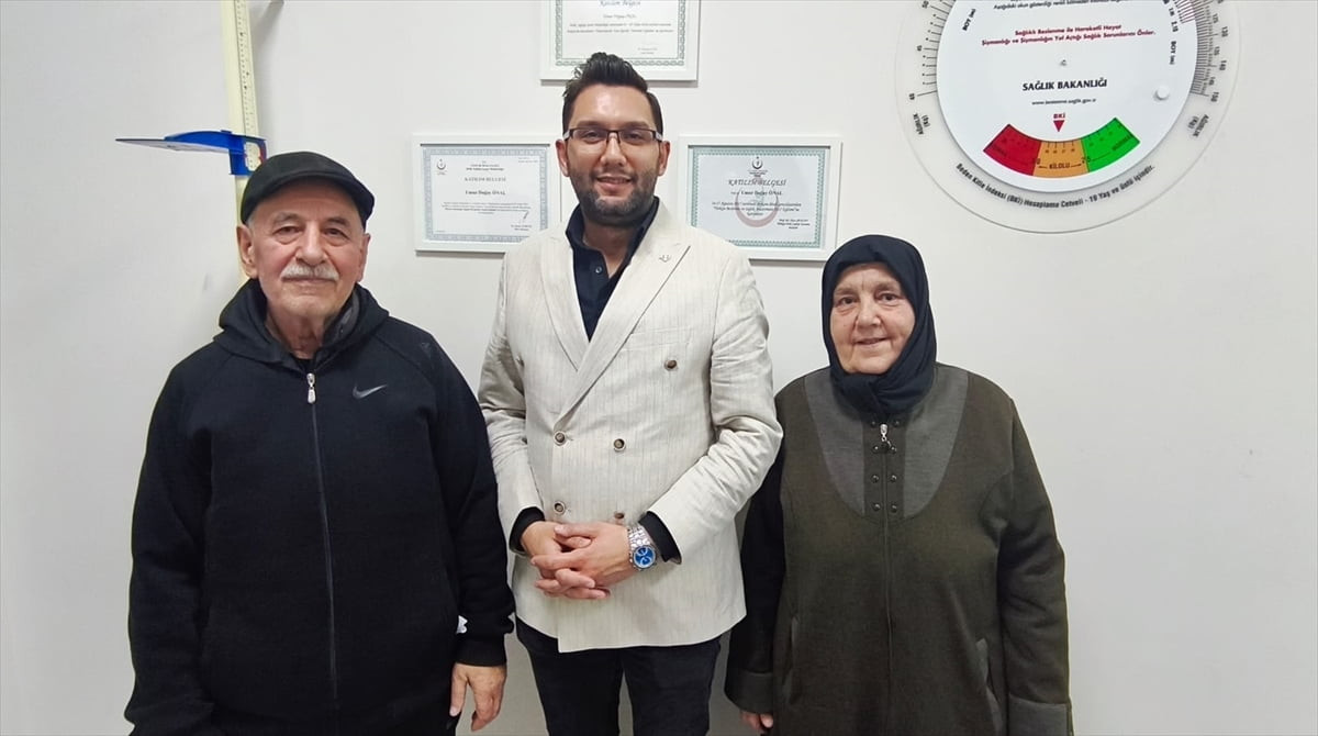 Bursa'da fazla kiloları nedeniyle sağlık sorunları yaşayan Halil (solda) ve Hafize Yavaş (sağda)...