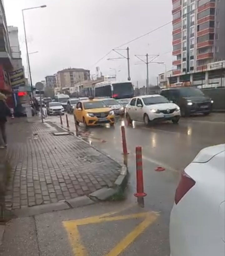 BURSA'DA GERİ GERİ İLERYLEN TAKSİ SÜRÜCÜSÜ TEHLİKE SAÇTI O ANLAR CEP TELEFONU KAMERASIYLA...