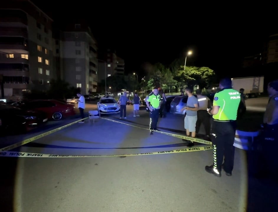 BURSA'DA İDDİAYA GÖRE KAFEDE BAŞLAYAN TARTIŞMA BÜYÜYEREK SİLAHLI KAVGAYA DÖNDÜ. TARAFLARDAN BİRİ...