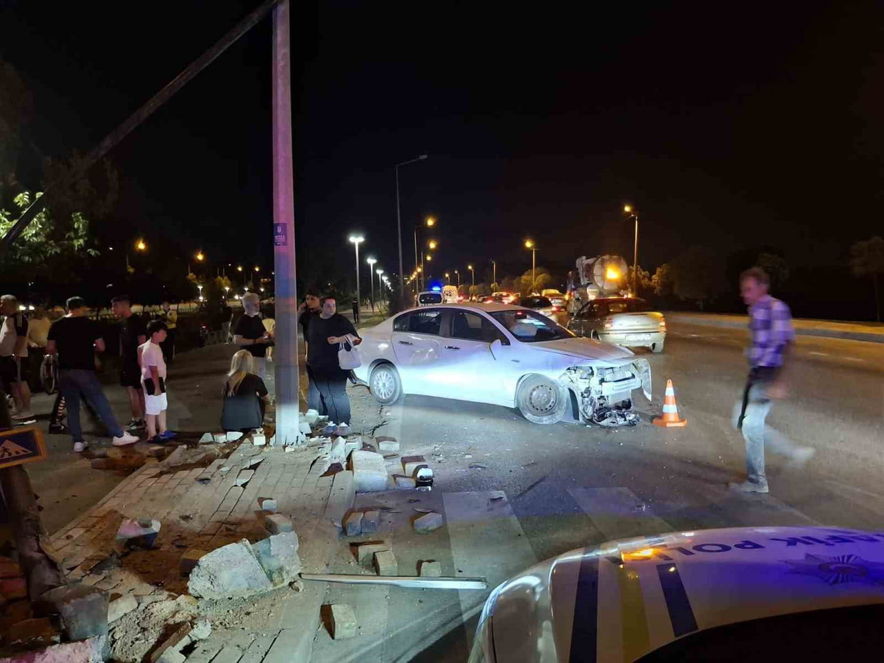 BURSA'DA İDDİAYA GÖRE MAKAS ATARAK İLERLEYEN OTOMOBİL, BAŞKA BİR OTOMOBİL İLE BERABER DEREYE UÇTU....