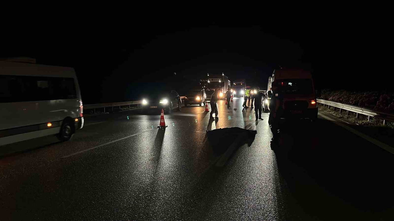 BURSA'DA İDDİAYA GÖRE OTOBANDA KARŞIDAN KARŞIYA GEÇMEYE ÇALIŞAN ŞAHSA, SEYİR HALİNDEKİ TIR ÇARPTI....