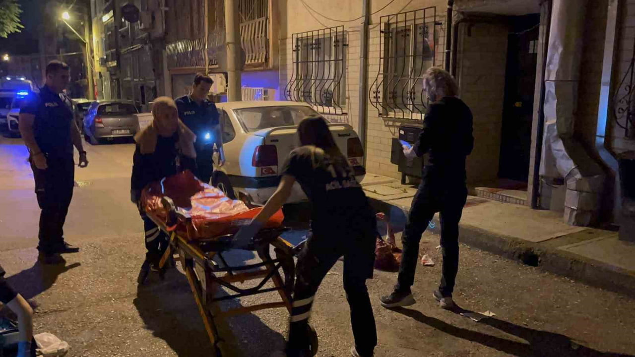 BURSA'DA İDDİAYA GÖRE PSİKOLOJİK SORUNLARI OLAN ADAM, ÖNCE AYNI EVDE YAŞADIĞI ANNESİNİ BIÇAKLA...