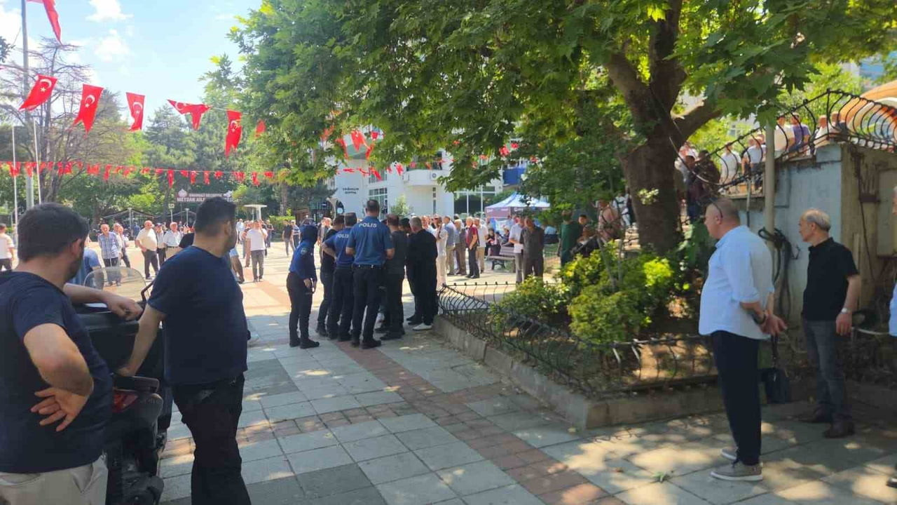 BURSA'DA İKİ KİŞİ ARASINDA ÇIKAN BIÇAKLI KAVGAYA SİVİL POLİS EKİPLERİ MÜDAHALE ETTİ. ŞAHISLARI...