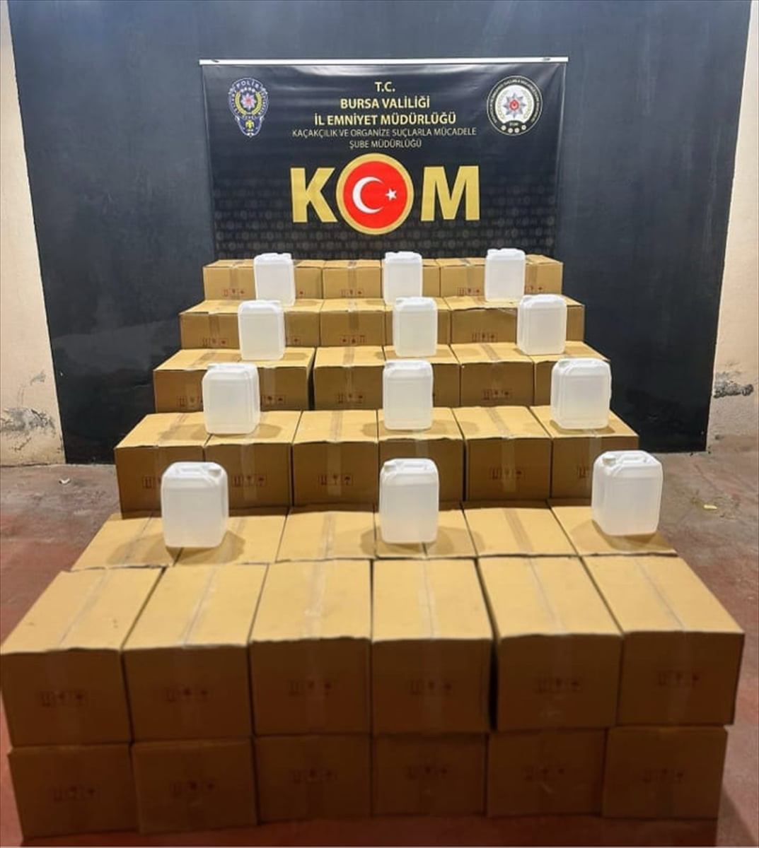 Bursa'da kaçakçılık operasyonunda 2 şüpheli gözaltına alındı. Polis, depo ve araçta yaptığı...