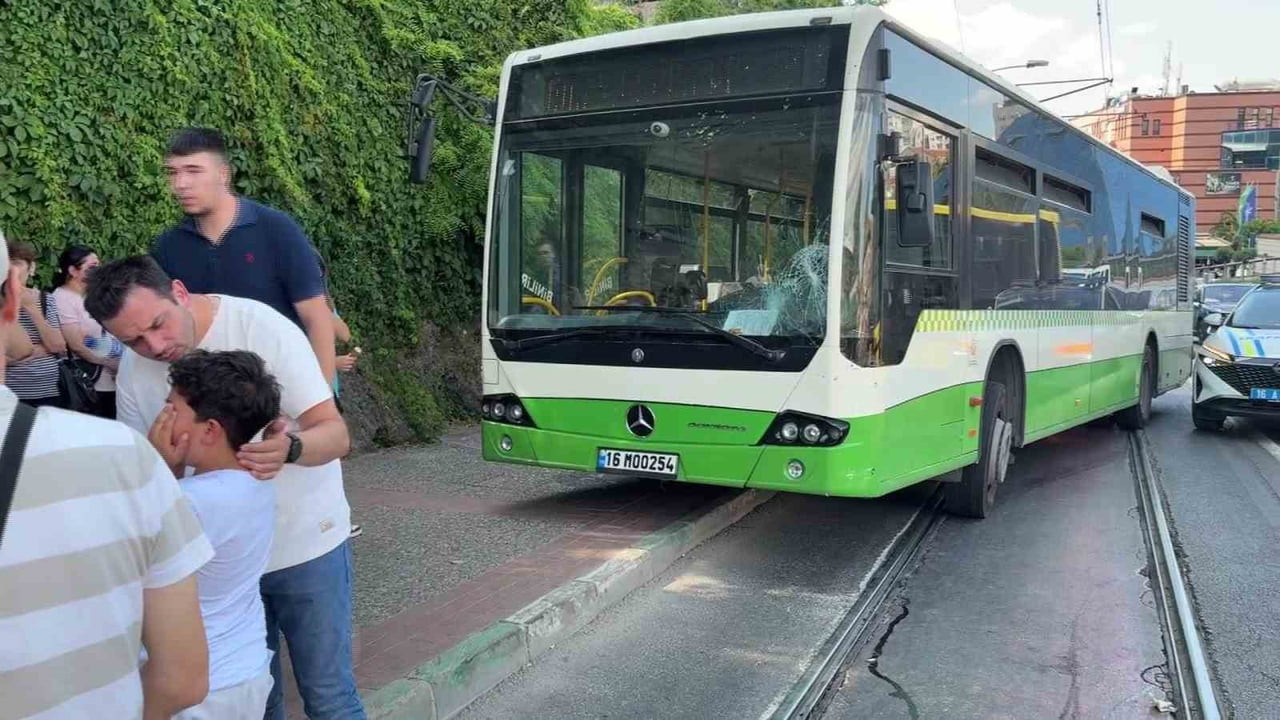 BURSA'DA KARŞIDAN KARŞIYA GEÇMEYE ÇALIŞAN KADIN İLE BEBEĞİNE HALK OTOBÜSÜNÜN ÇARPMASI SONUCU ANNE...