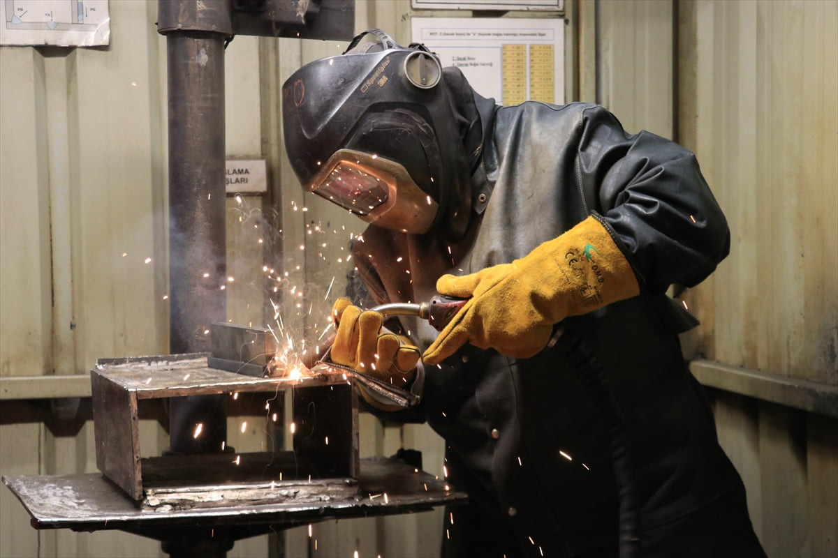 Bursa'da kaynakçılık kursuna katılıp başarıyla tamamlayan 4 kadın, istihdam edildikleri firmada...