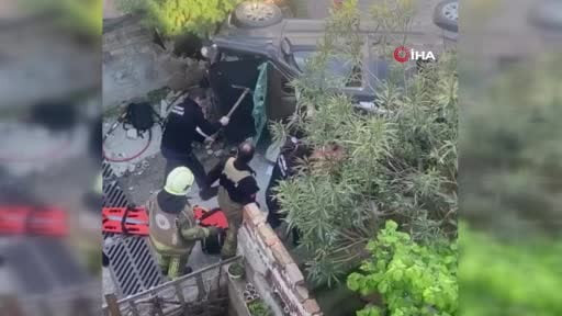 Bursa'da kaza yapan araç merdivenlerden yuvarlandı