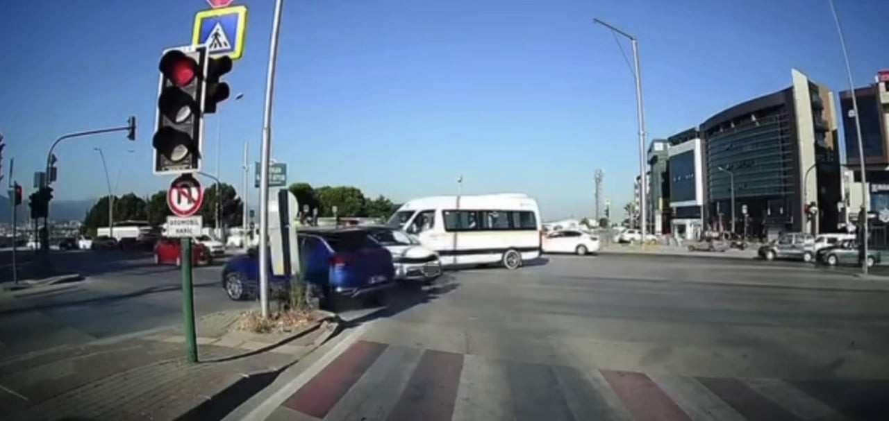 BURSA'DA KIRMIZI IŞIK İHLALİ YAPTIĞI İDDİA EDİLEN OTOMOBİL, KAVŞAKTA SEYREDEN BAŞKA BİR OTOMOBİLE...