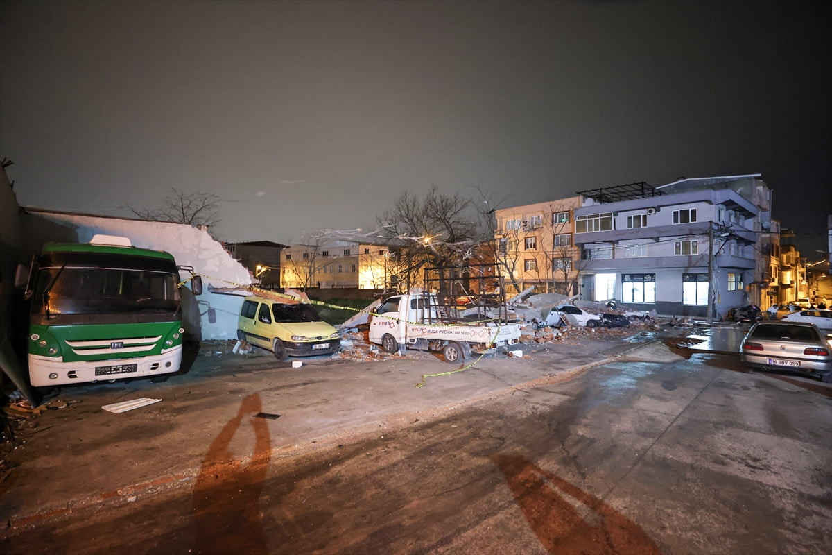 Bursa'da kuvvetli rüzgar nedeniyle bir iş yerinin otopark duvarının devrilmesi sonucu 10 araç...