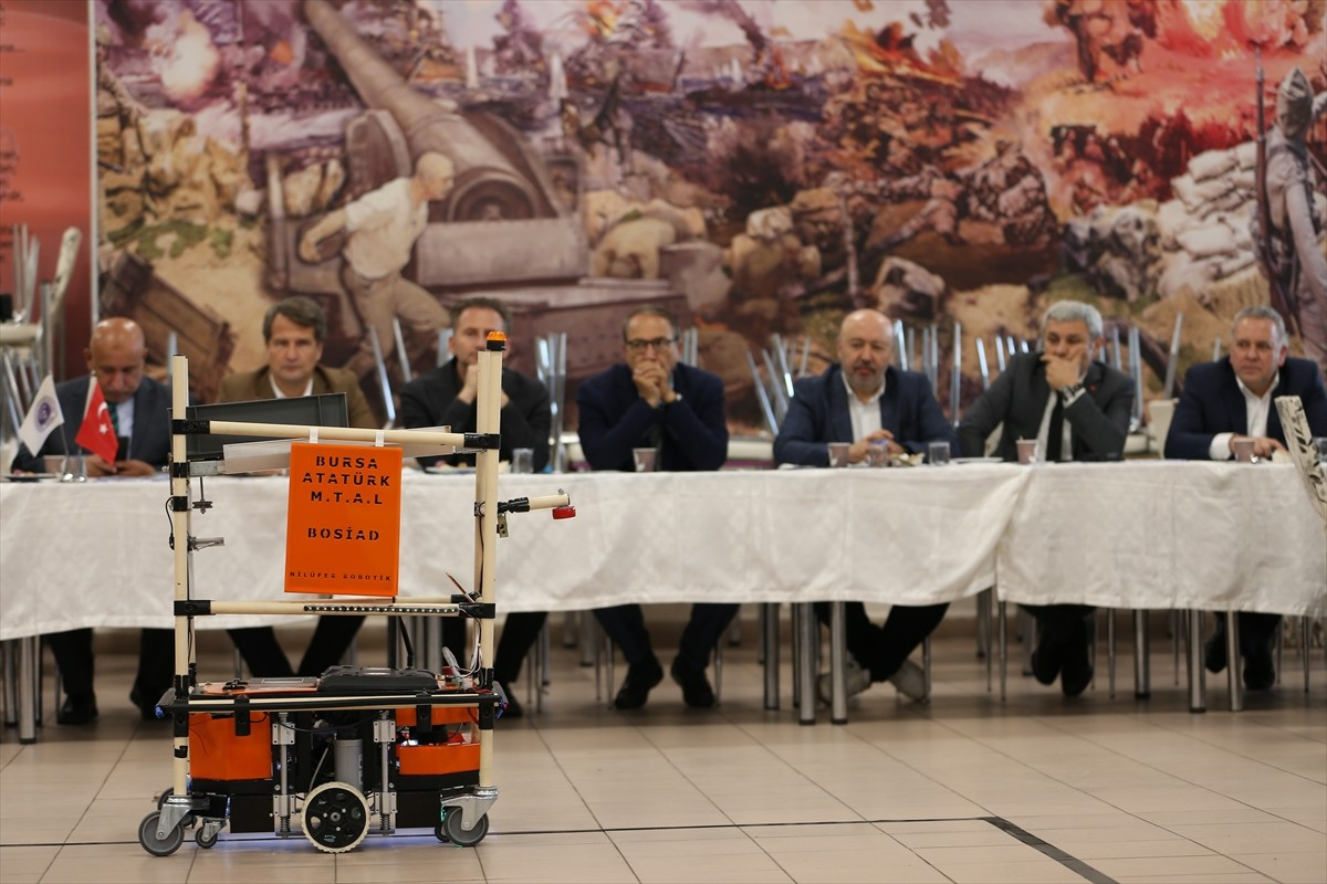 Bursa'da meslek lisesi öğrencileri sanayide insan yükünü hafifletmek amacıyla otonom yük taşıma...