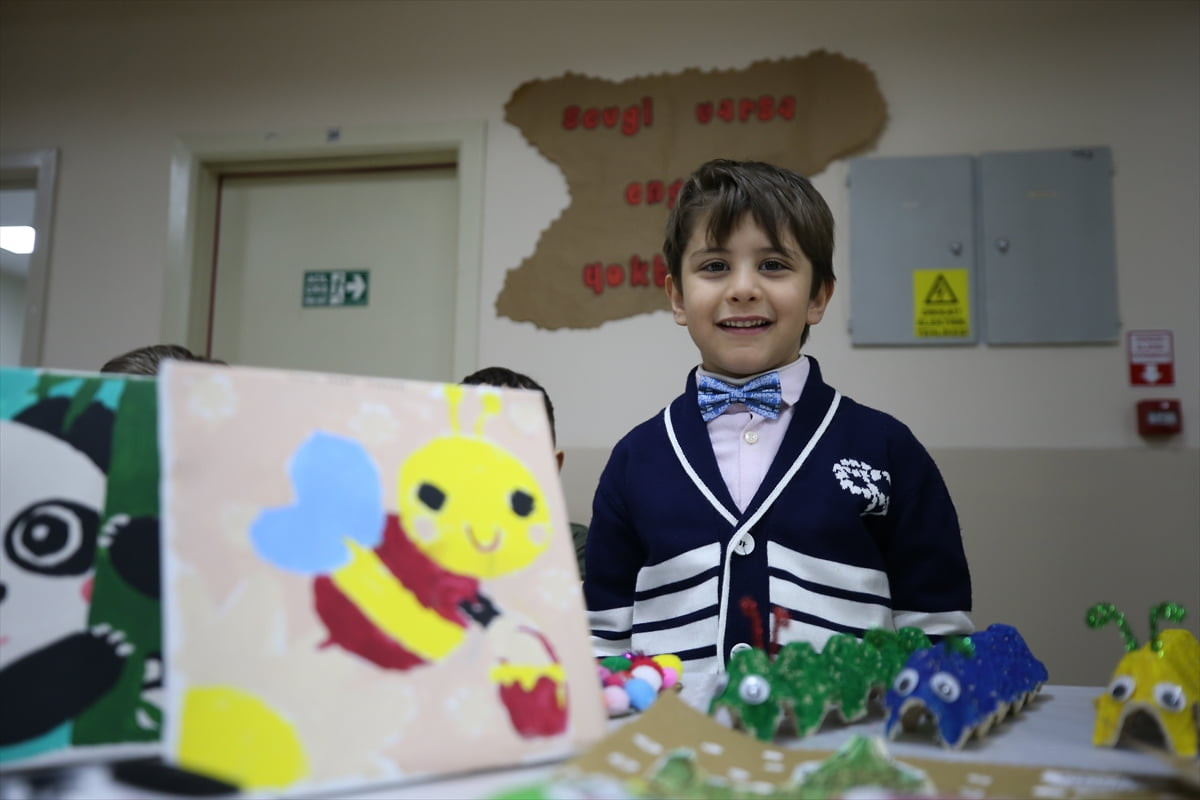 Bursa'da okul öncesi, ilkokul, ortaokul ve lisede okuyan 652 bin 666 öğrenci, karnelerini alarak...