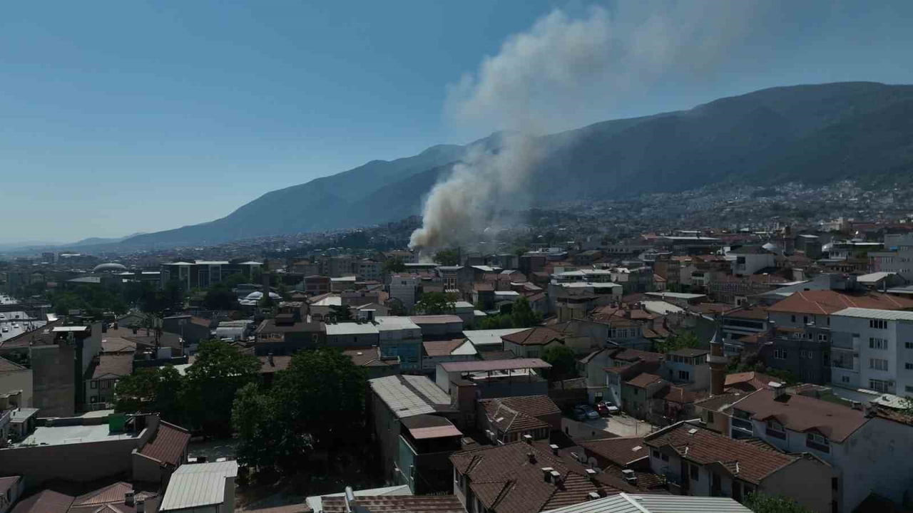 BURSA'DA  PİDELİ KÖFTESİ VE BAT PAZARI İLE MEŞHUR TARİHİ BİNALARIN BULUNDUĞU ÇARŞIDA YANGIN ÇIKTI....