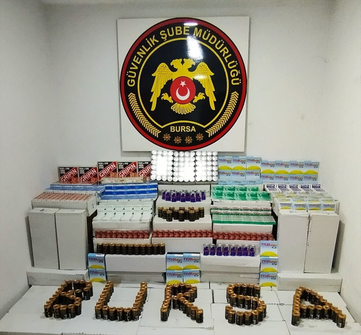 Bursa'da polis ekiplerince düzenlenen operasyonda 246 bin 546 sahte etiketli ilaç ele geçirildi, 1...
