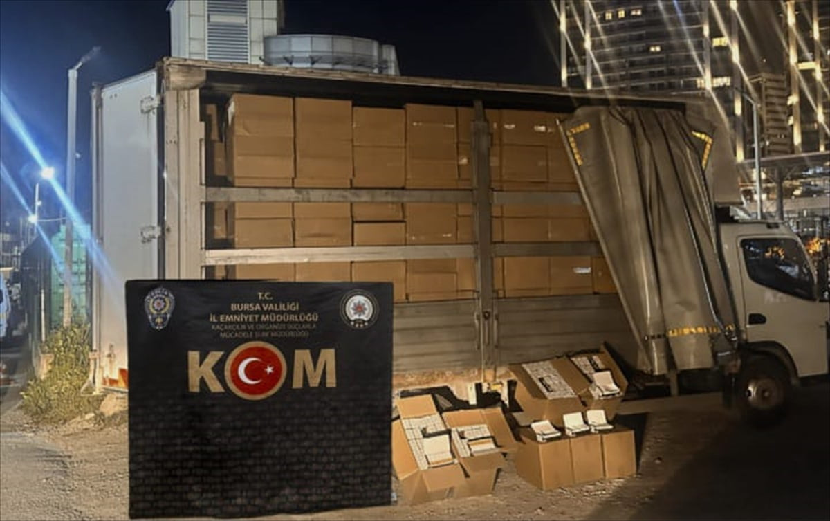 Bursa'da polisin kaçakçılık operasyonunda 3 milyon makaron (filtreli sigara kağıdı) ele...