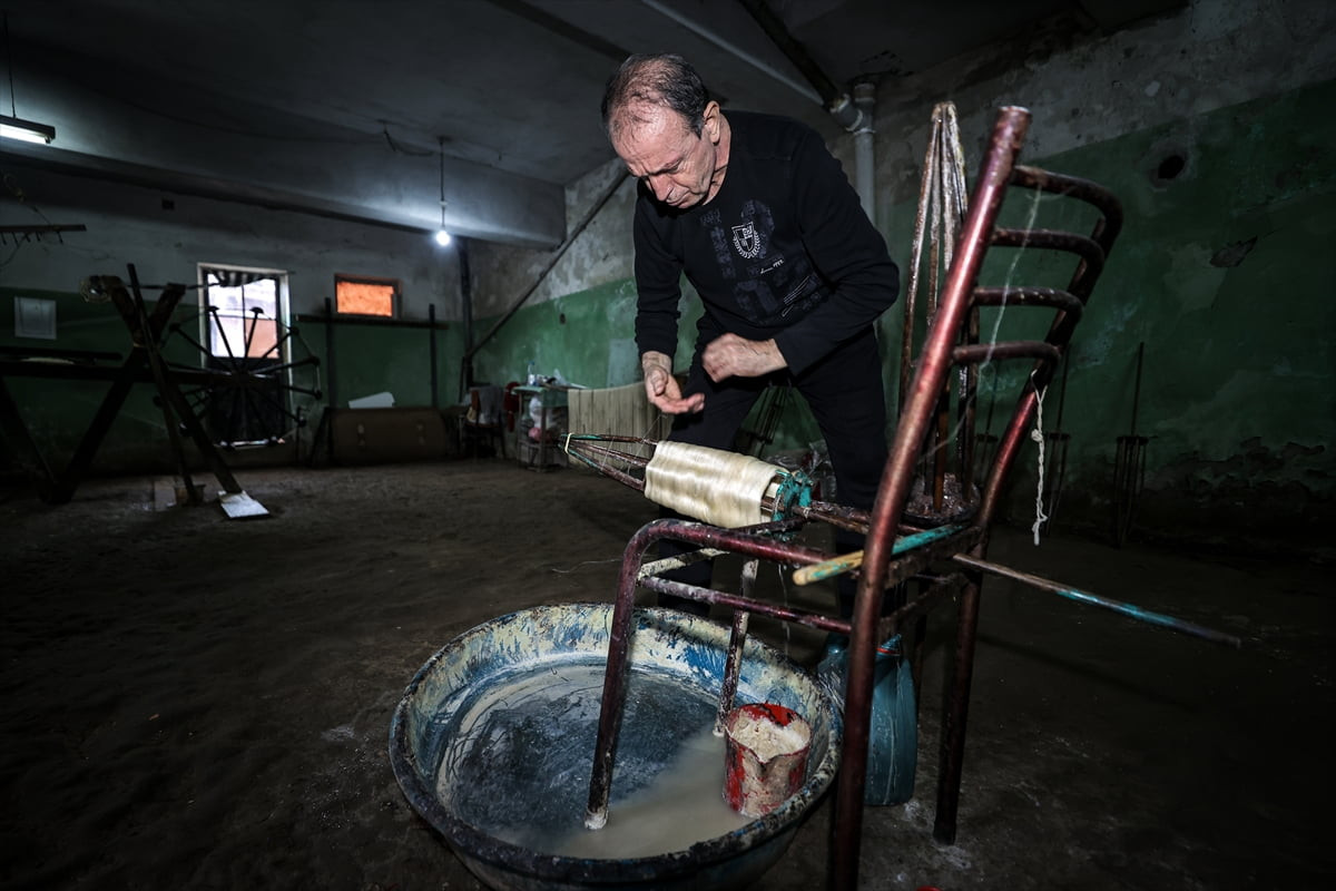 Bursa'da "ipek bürümcülüğü" olarak bilinen devdahlık mesleğini sürdüren Ertuğrul Şengünalp...