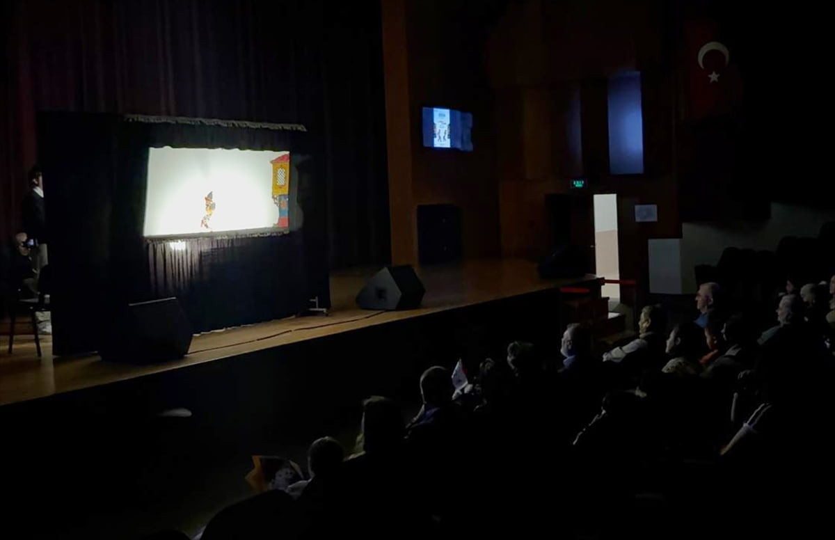 Bursa'da "Karagöz'e İş Ardına Düş" gölge ve kukla oyunu sanatseverlerle buluştu.