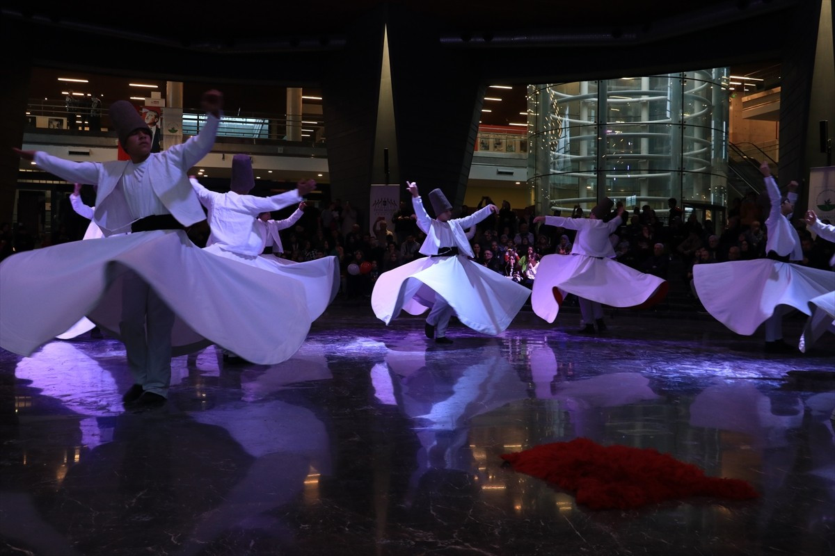 Bursa'da, "Mevlana'nın 752. Vuslat Yıl Dönümü Uluslararası Anma Törenleri" kapsamında "Şeb-i Arus...