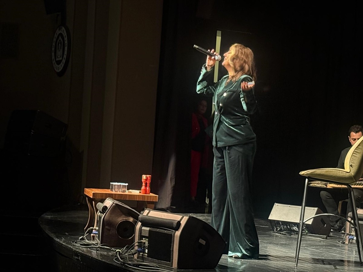 Bursa'da "Türk Müziği'nden Nağmeler" konserinde solist Dilek Türkan ve Derya Türkan aynı sahneyi...