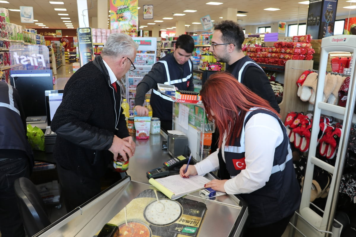 Bursa'da Ramazan Bayramı öncesinde fırsatçılığı önlemek amacıyla fiyat denetimi gerçekleştirildi....