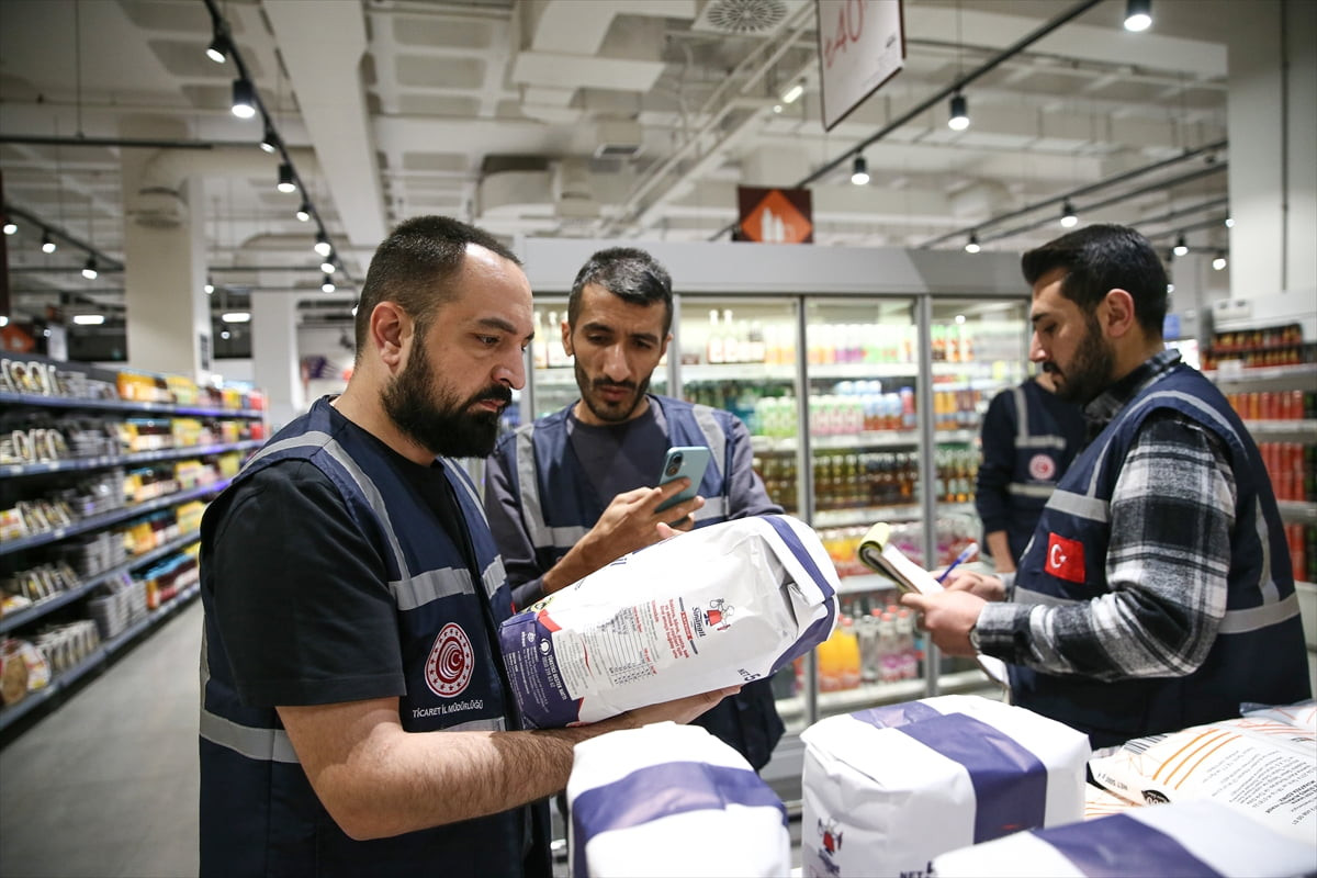 Bursa'da Ramazan Bayramı öncesinde fırsatçılığı önlemek amacıyla Ticaret İl Müdürlüğü ekiplerince...