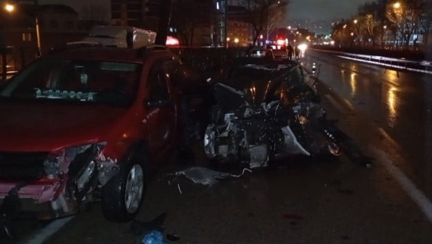 BURSA'DA SABAH SAATLERİNDE MEYDANA GELEN KAZADA, KONTROLDEN ÇIKAN OTOMOBİLE YARDIM ETMEK İSTEYEN...