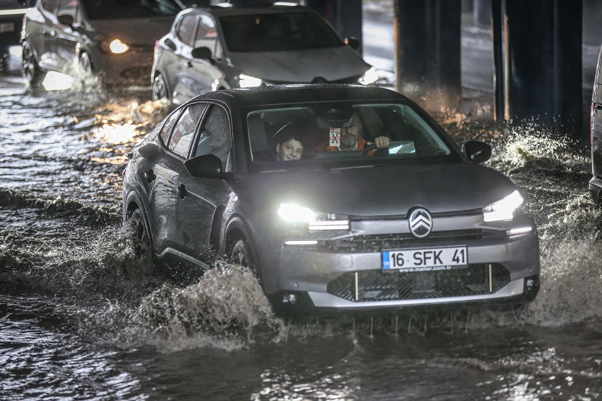 Bursa'da sabah saatlerinden itibaren başlayan kuvvetli sağanak ve fırtına hayatı olumsuz etkiledi....