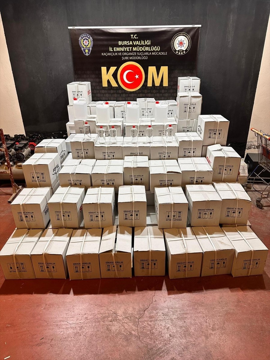 Bursa'da sahte içki yapımında kullanıldığı öne sürülen 1200 litre etil alkol ele...