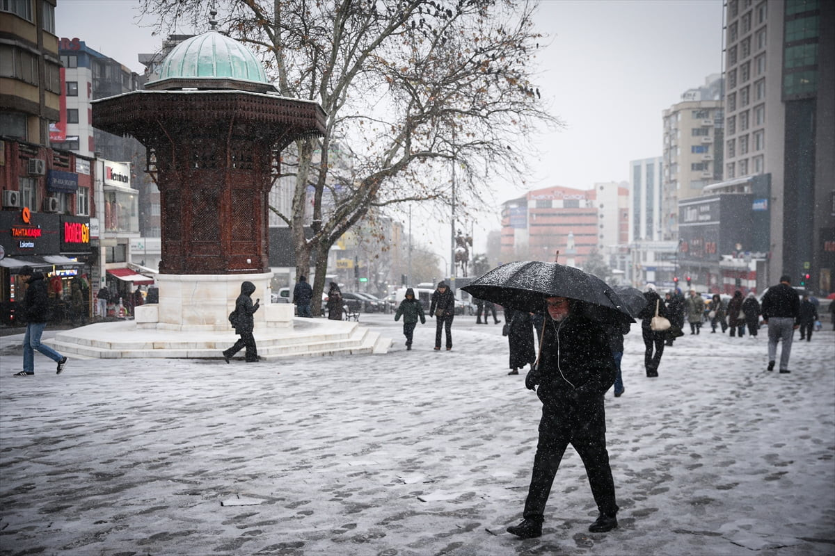 Bursa'da şehir merkezinde kar yağışı etkisini sürdürüyor. Bazı vatandaşlar kentte etkili olan...