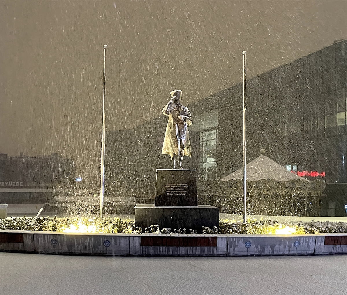 Bursa'da şehir merkezinde kar yağışı etkisini sürdürüyor. Bursa'nın tarihi ve turistik mekanları...