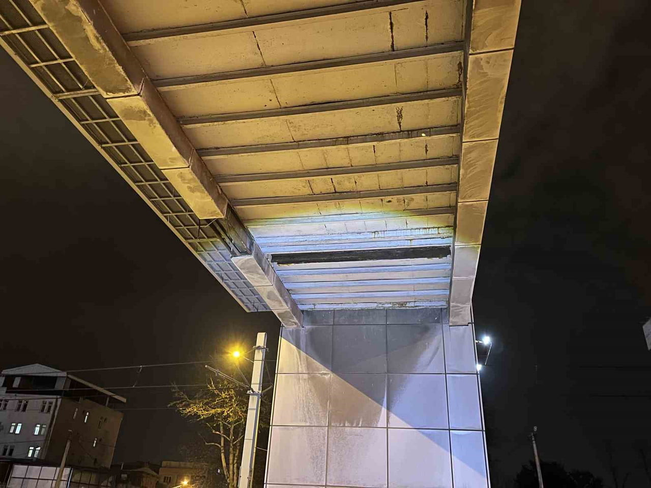 BURSA'DA SEYİR HALİNDEKİ ARAÇLARIN BULUNDUĞU YOLA, ÜST GEÇİTTEN KOPAN BAĞLANTI DEMİRİ DÜŞTÜ....