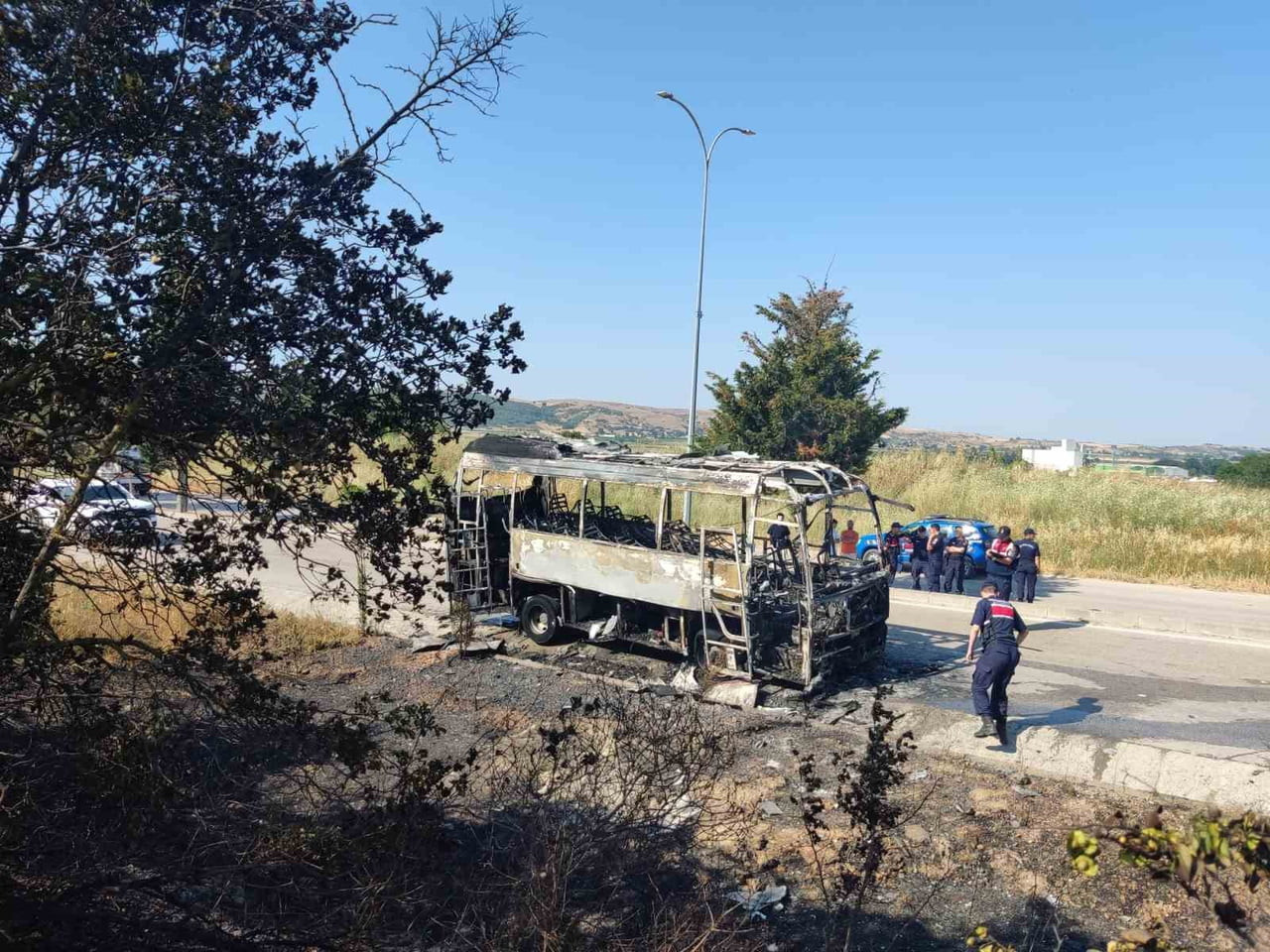 BURSA'DA SEYİR HALİNDEKİ SERVİS OTOBÜSÜ, MOTOR BÖLÜMÜNDE ÇIKAN YANGIN SONUCU ALEVLERE TESLİM OLDU....