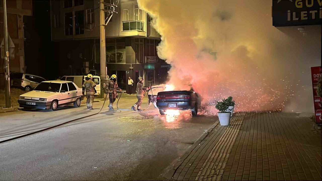 BURSA'DA SEYİR HALİNDEYKEN BİR ANDA ALEV ALAN OTOMOBİL KULLANILAMAZ HALE GELDİ. İTFAİYE...
