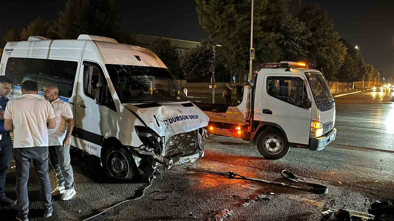 BURSA'DA SEYİR HALİNDEYKEN DİREKSİYON HAKİMİYETİNİ KAYBEDEN SERVİS ARACI REFÜJE ÇIKTI. YAŞANAN...