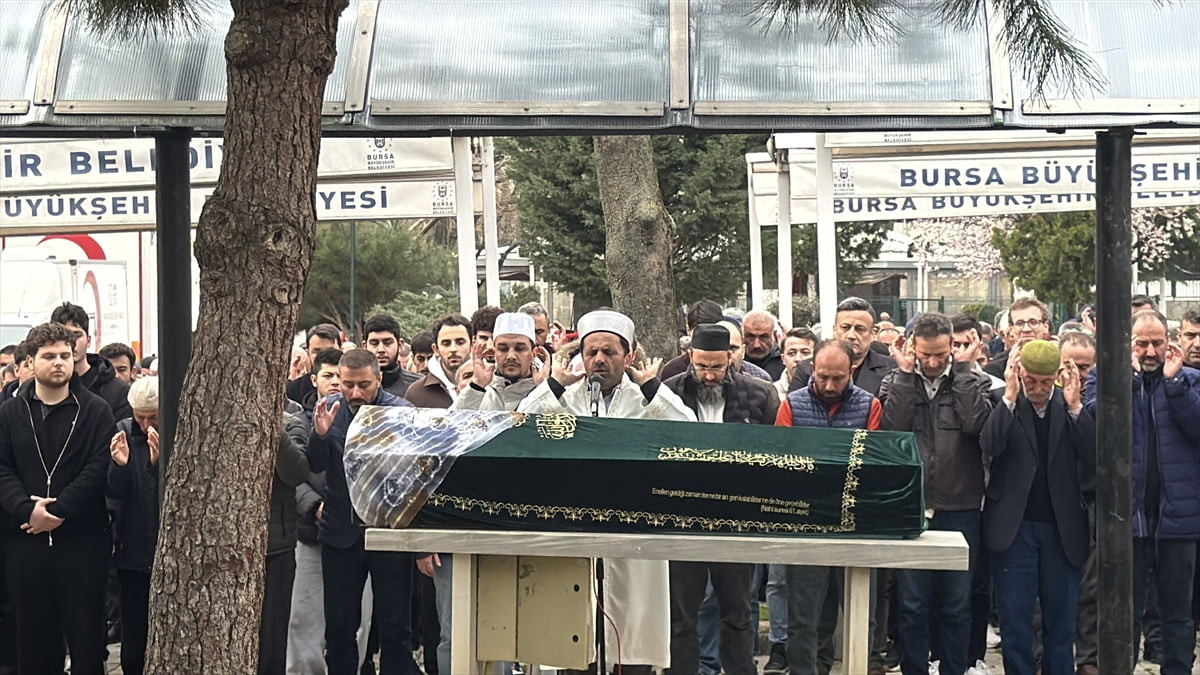 Bursa'da silahlı saldırıda hayatını kaybeden kadının cenazesi toprağa verildi.