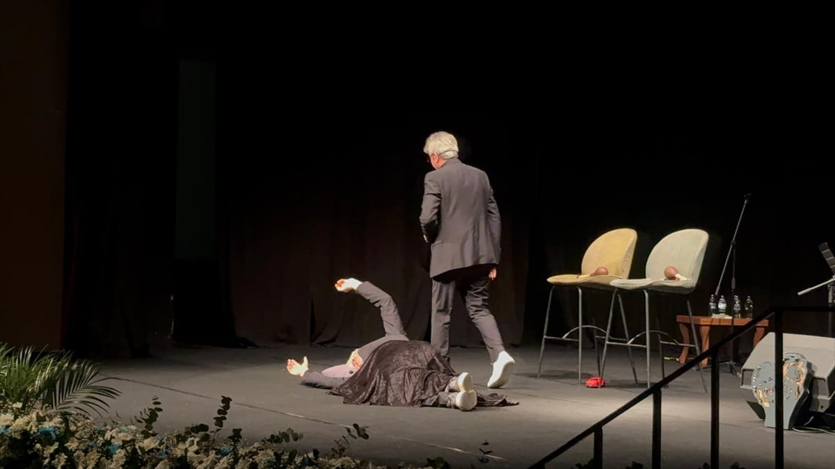 Bursa'da Süheyl ve Behzat Uygur kardeşlerin "Hey Gidi Günler" adlı komedi oyunu izleyicilerle...